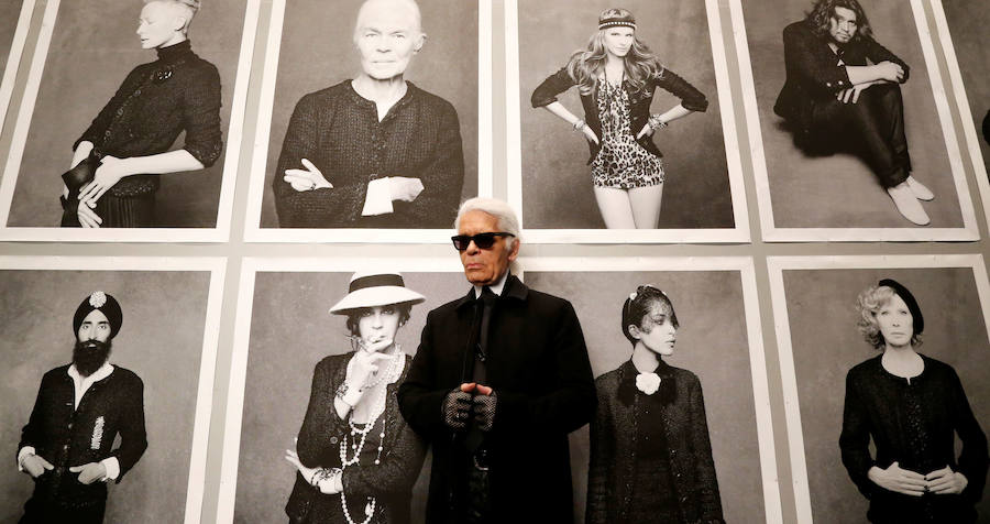 El diseñador posa antes de la apertura de su exposición fotográfica 'Little Black Jacket' en el Grand Palais de París en 2012.