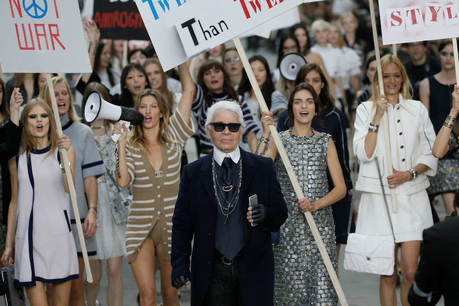 Karld Lagerfeld junto a las modelos de su colección primavera/verano durante la Paris Fashion Week en septiembre de 2014.