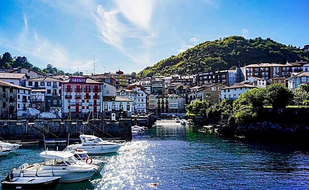 Puerto de Mundaka con sus coloridas casas. 