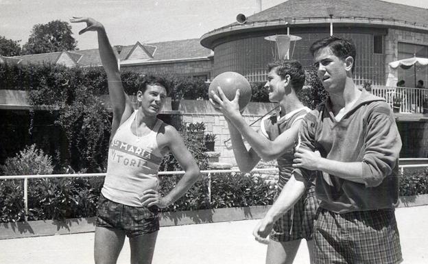 Díaz Miguel, enfundado con la camiseta de Marianistas, enseña técnica de tiro en 1962 a Ibarrondo y San Miguel.