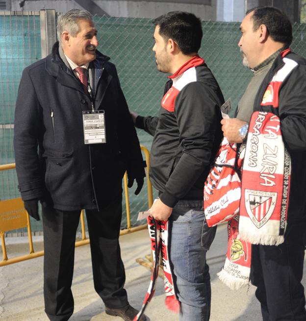 Pedro Peña atiende en Huesca a seguidores del Athletic. 