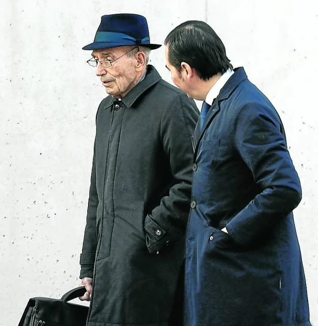 Fernández Norniella (con sombrero), a su llegada al juicio.
