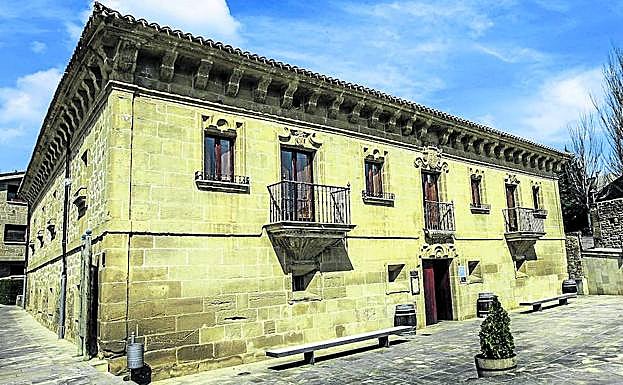 Aspecto exterior del Palacio de Samaniego, cerrado desde hace más de un año.
