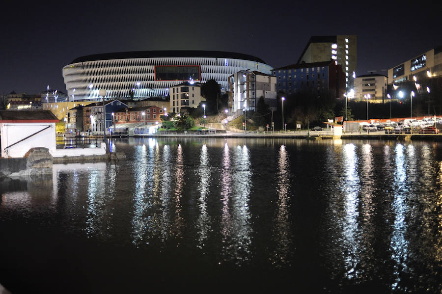 La fuerte pleamar ha elevado el nivel del agua hasta el límite en Zorrozaurre, pero el fluvial no se ha desbordado