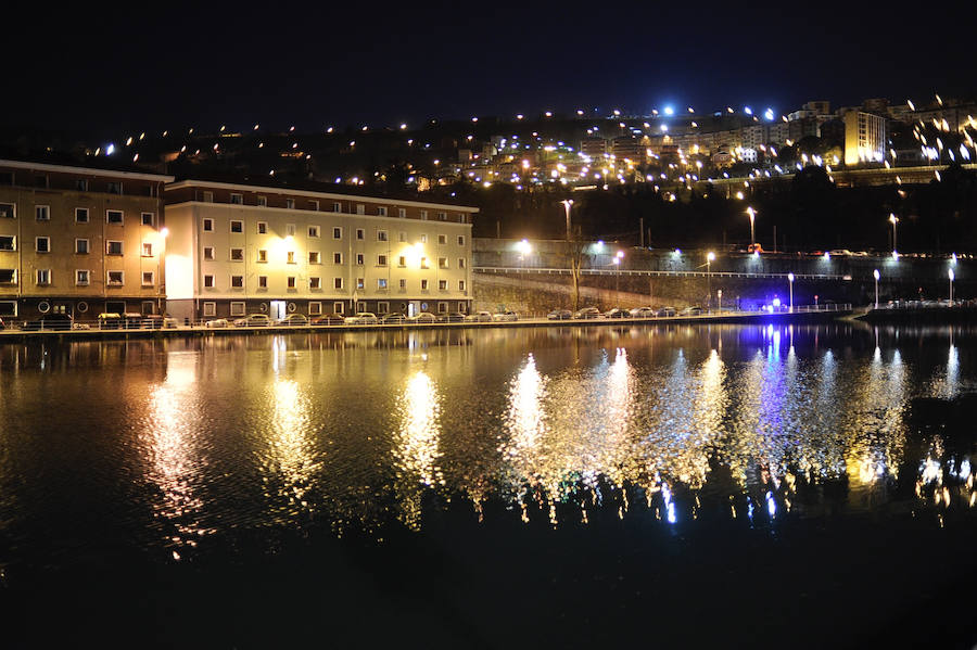 La fuerte pleamar ha elevado el nivel del agua hasta el límite en Zorrozaurre, pero el fluvial no se ha desbordado
