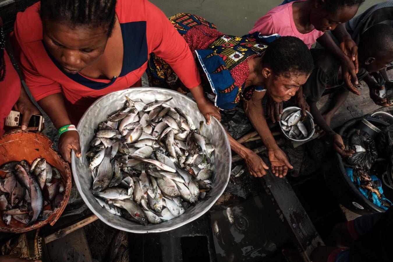 Mujeres nigerianas vendiendo peces del río Bodo, que sigue contaminado, a pesar de haber transcurrido 10 años del vertido de petróleo de la empresa Shell