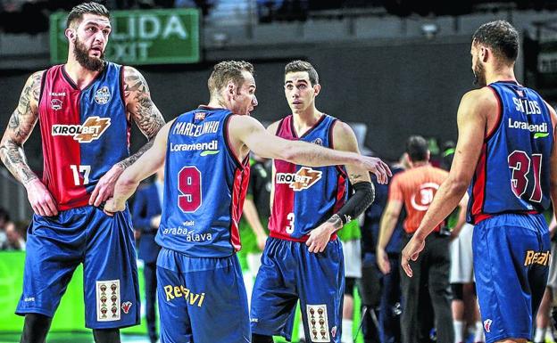 Marcelinho Huertas intenta organizar a sus compañeros en el duelo copero ante el Joventut.