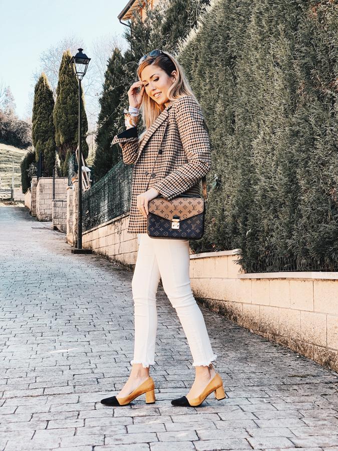 El pañuelo anundado en la muñeca aporta un toque especial al look.