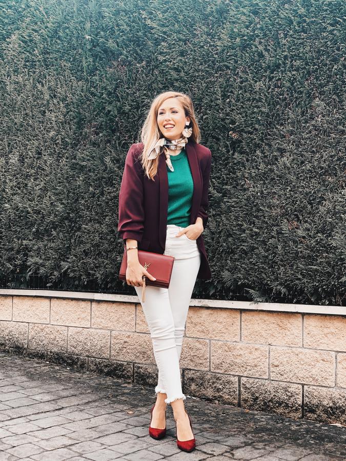 El pañuelo al cuello siempre será símbolo de elegancia.