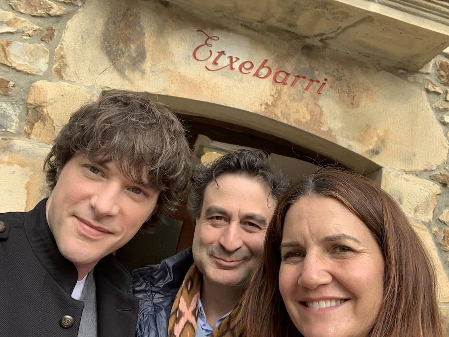 Samantha Vallejo-Nágera, Jordi Cruz y Pepe Rodríguez disfrutaron ayer de una comida en el restaurante Etxebarri.