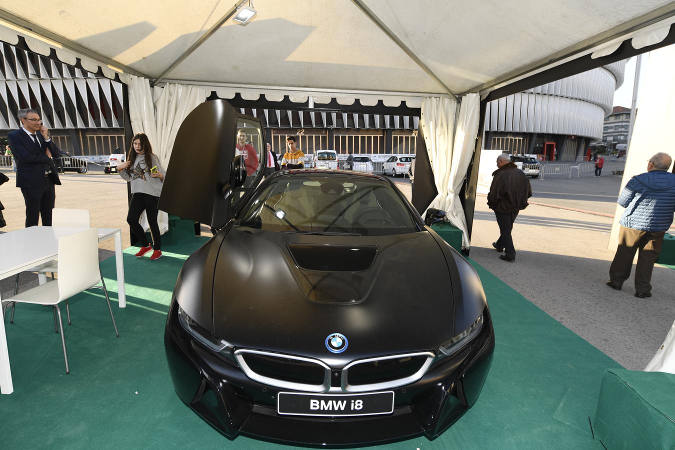 Negro mate y con un chasis de fibra de carbono, el BMW i8 «es lo más en I+D+I que fabrica la marca», detallaba uno de los encargados. Un modelo híbrido, con 25 kilómetros de autonomía de motor eléctrico y que carga completamente en cuatro horas.