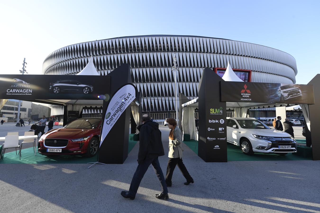 En la explanada de San Mamés, como en un museo, hacían fila modelos de Hyundai, Toyota, Lexus, Wolswagen, Honda y Mercedes, entre otros. 