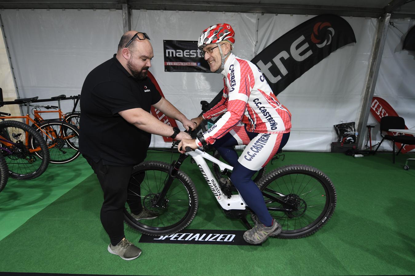 Juan Gondra, aficionado al ciclismo prueba una de las bicis de la marca Maestre. «He podido subir las cuestas del Parque Etxebarría silbando», decía sorprendido a Óscar Albizu, encargado de Maestre. «Este modelo es un referente mundial en bicis de montaña y su precio puede ir desde los 2.500 a los 11.000 euros», ha subrayado.