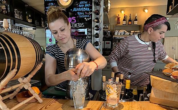 Sheila y Leticia, en plena elaboración de sus combinados de postre. 
