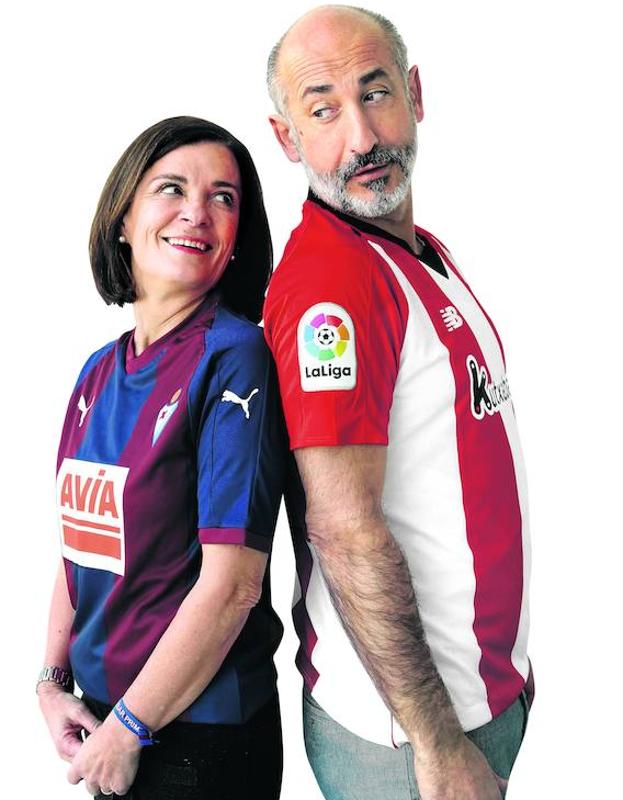 Amaia Gorostiza y Aitor Elizegi, posan ayer con las camisetas de sus equipos.