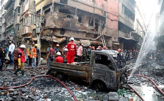 Bomberos inspeccionan los escombros tras el incendio en el casco viejo de Dacca, la capital de Bangladesh.
