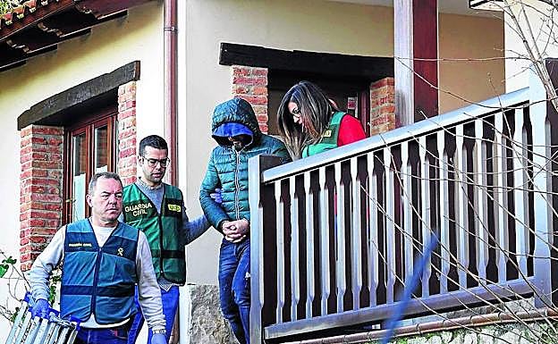 Agentes de la Guardia Civil custodian a Pedro Nieva después de peinar su chalé de Belmonte de Pría en busca de indicios..