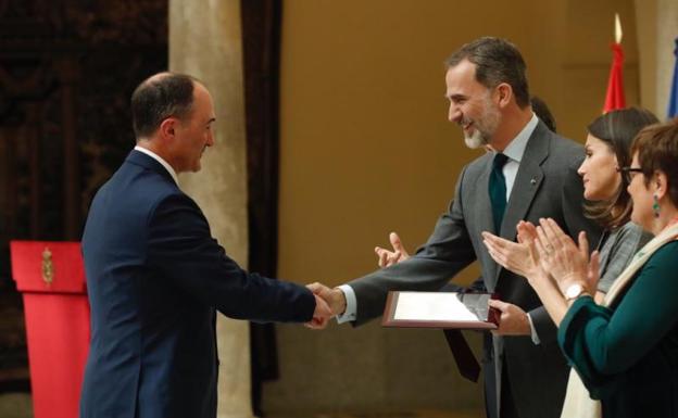 El galardonado Luis Liz Marzán y el Rey Felipe VI, durante la entrega del Premio Nacional de Investigación 2018.