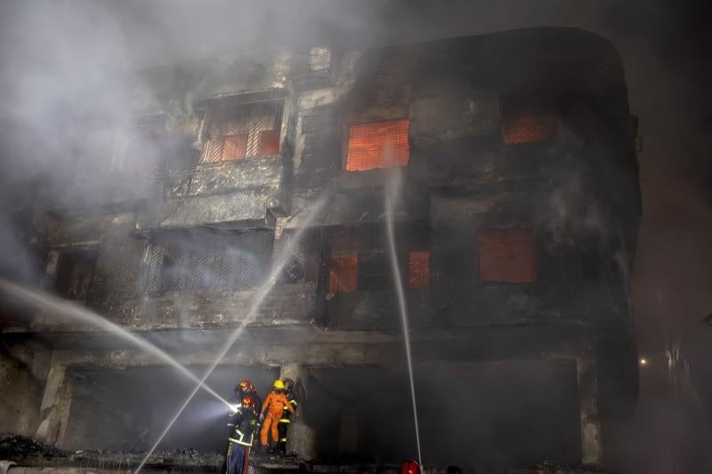El fuego se desató en el casco antiguo de la capital y se ha cobrado la vida de más de 70 personas