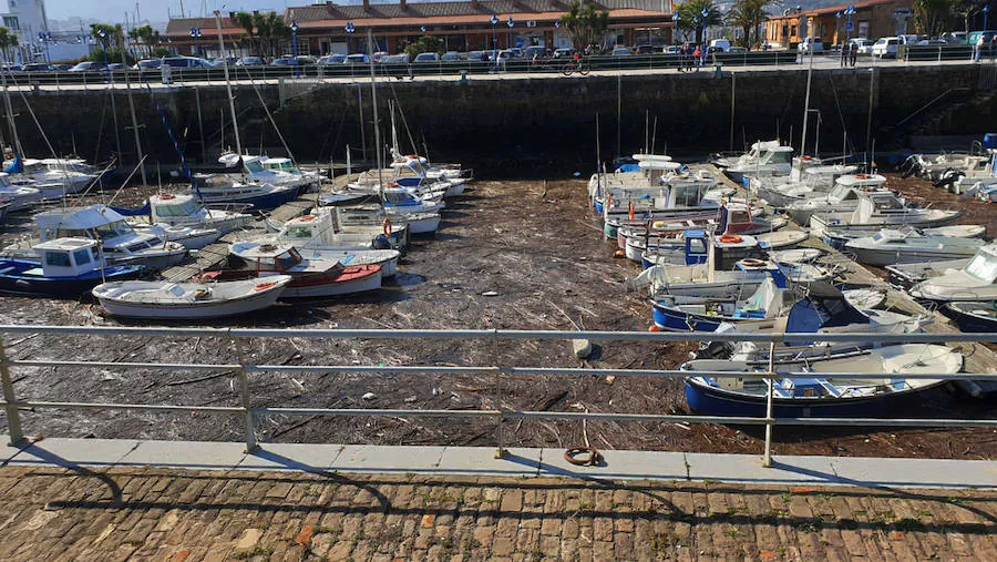 El muelle de Arriluze, en Getxo, lleno de basura.