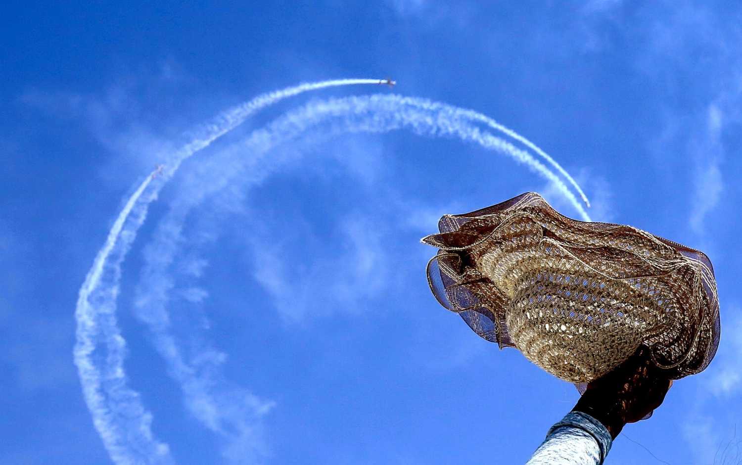 Exhibición aérea en el tercer día de la feria aeroespacial Aero India, en Bangalore, India 