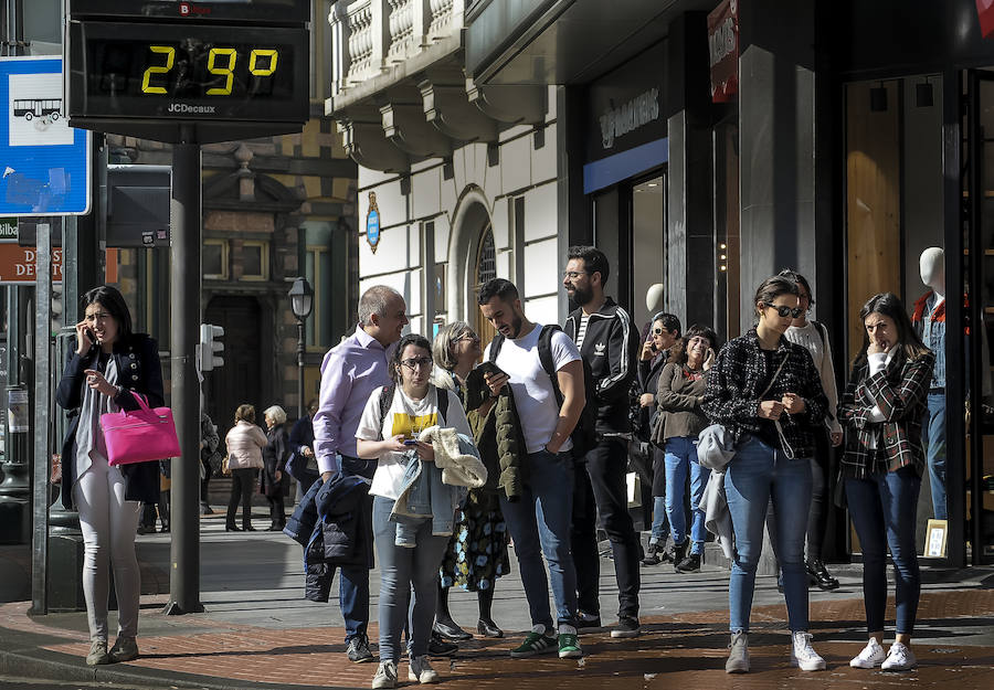 El buen tiempo ha animado este viernes a muchos ciudadanos a recorrer las calles de Bilbao. 