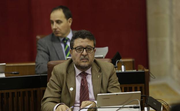 El presidente del grupo parlamentario Vox, Francisco Serrano, durante la sesión de control al gobierno.