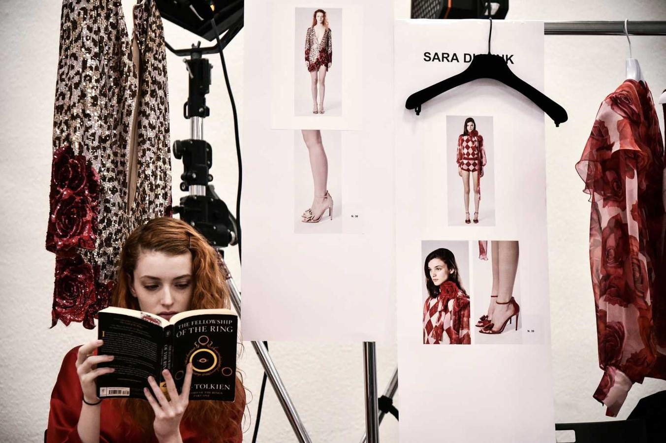 Una modelo leyendo "El señor de los Anillos" , en el backstage antes del desfile de la colección Blumarine, en la Semana de la Moda de Milán