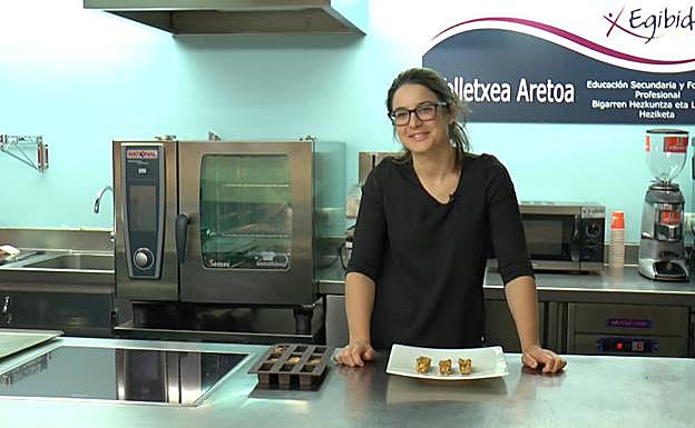 Amaia Martioda, con las galletas recién horneadas.