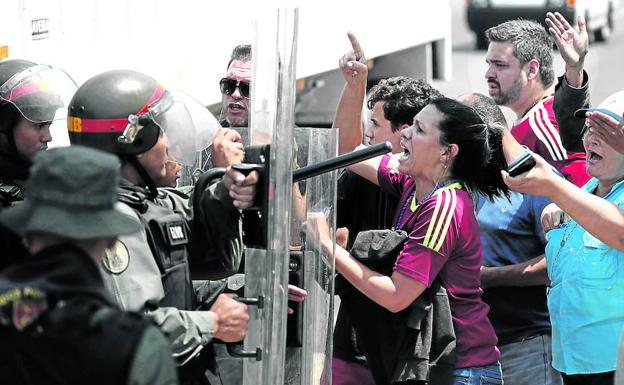 Forcejeo de policías militarizados bolivarianos con diputados opositores y seguidores de Guaidó en Mariara.