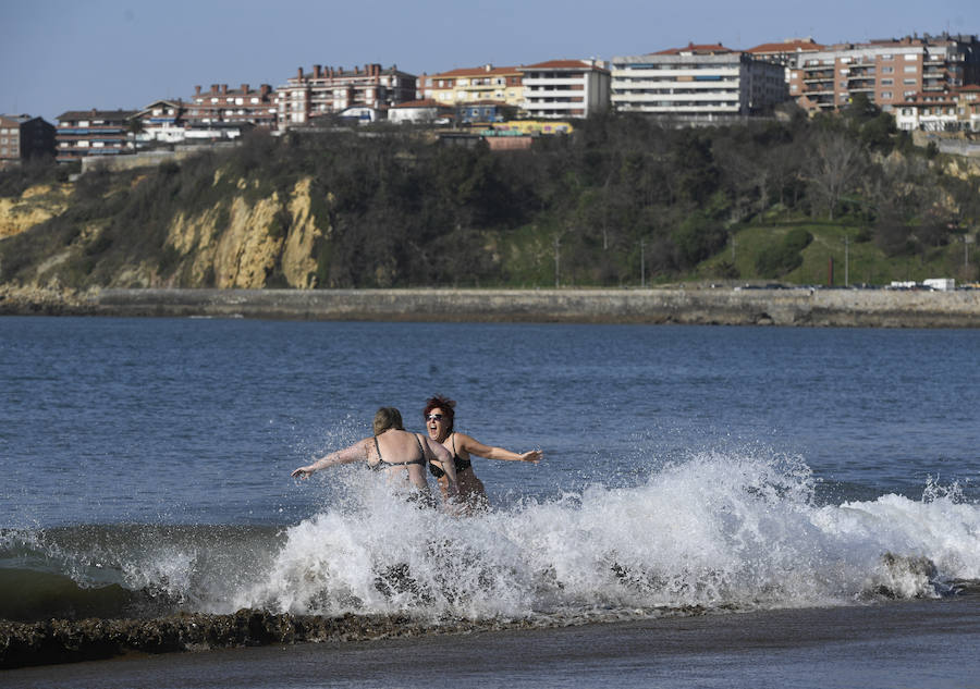 Dos mujeres bañándose en la playa de Ereaga, en Getxo.