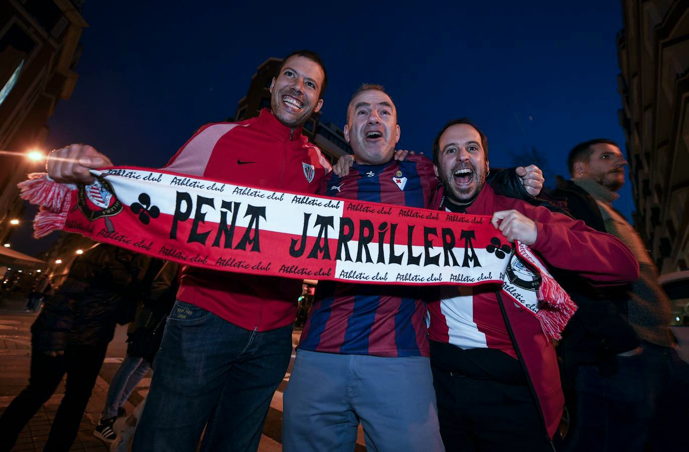 Fotos: Las aficiones del Athletic y Eibar, hermanadas en Bilbao