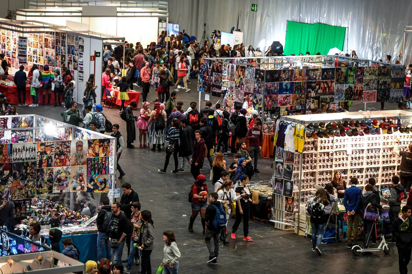 Centenares de aficionados al manga y a la cultura japonesa se han dado cita este sábado en Barakaldo. Pelo de colores, orejas de animales y vestidos rocambolescos: desde Dragon Ball, al zorro de nueve colas de Naruto y la academia de héroes de Boku no hero.