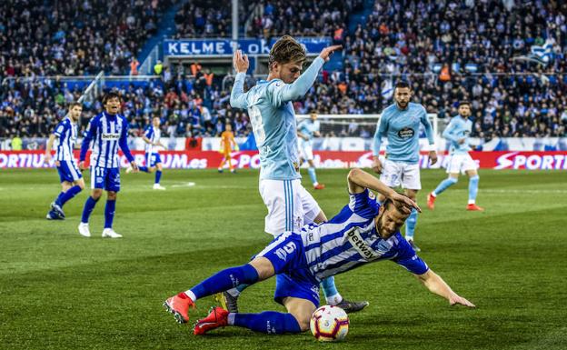 Laguardia cae ante un atacante del Celta. 