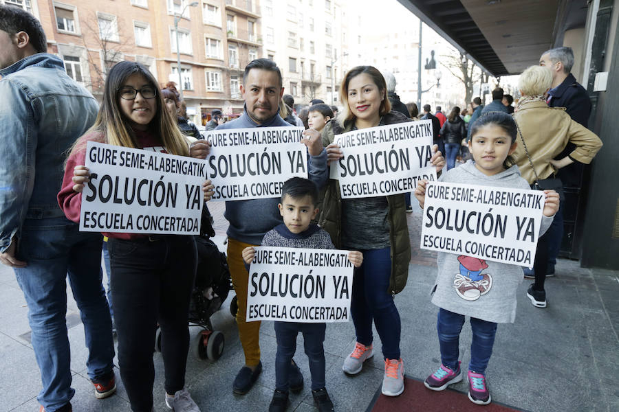 ZABALBURU. COLEGIO AMOR MISERICORDIOSO«Los profesores no consiguen sus derechos y, por ende, los niños tampoco». Así explicó la situación César Augusto P. «Hay rumores de que van a hacerlos repetir el curso y no es justo para los niños, el Gobierno debería tomar más medidas para que eso no ocurra». La situación económica «está muy mal y no es el mejor momento». Hay que respetar los derechos de todos.