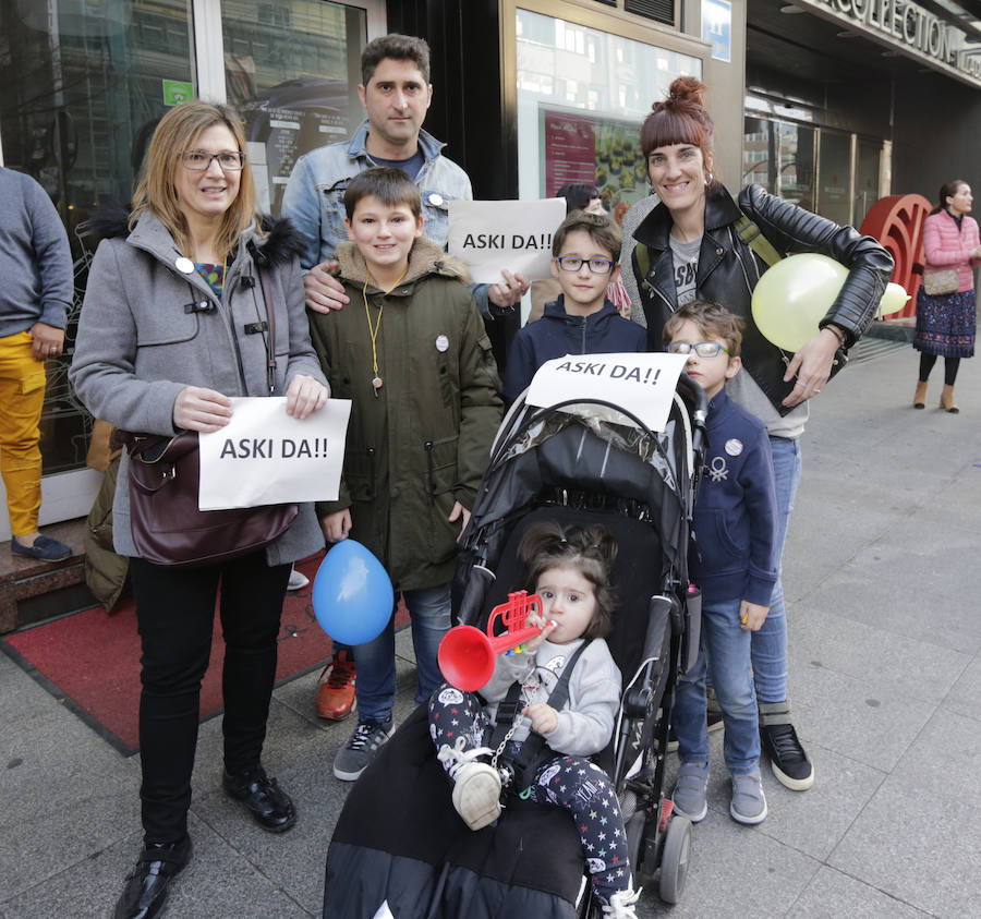 TRAPAGARAN. COLEGIO FRANCISCANAS MONTPELLIER. «Queremos que se busca inmediatamente una solución a este asunto», exigió Esther Rubio. Que las instituciones, los sindicatos «y quien haga falta se sienten, hablen y se pongan de acuerdo porque, al final, quienes pagan el pato son los niños». Están perdiendo curso y educación, «lo que se supone que es su derecho, y estamos aquí para luchar por ello»