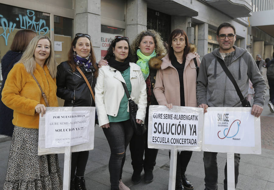 BASAURI. COLEGIO SAN JOSÉ La situación es «insostenible», mantuvo Luisa María B. «No podemos seguir de huelgas y sin que se pongan de acuerdo el Gobierno vasco y los sindicatos». Se prevén otras diez huelgas más. Si no se consigue una solución, los AMPAS «mantendremos las manifestaciones, aunque esperemos que no haga falta».