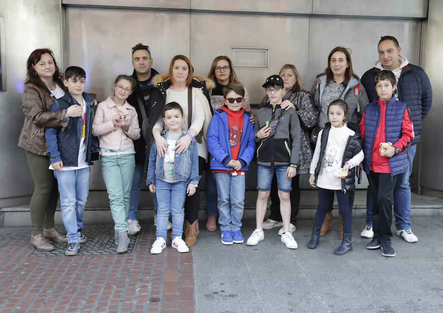 SANTURTZI COLEGIO SAN JOSÉ DE CALASANZ. Se manifiestan por los derechos y el bienestar de los más pequeños. «Los profesores están de huelga y no es beneficioso para los críos esta situación». Los AMPAS se quejan de los 14 días de huelga que han tenido en total los niños. Además, se prevé que haya otras 10 próximamente. «Las horas que han perdido hasta ahora, las han perdido para siempre. Ahora van a jugar en una liga diferente a los demás en otros colegios, cuando pasen a Bachiller», declaró María Jesús Navarro