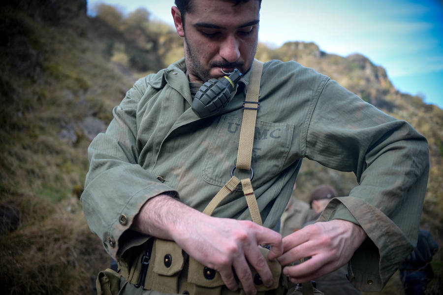 Los recreacionistas se preparan minutos antes del rodaje del documental. Las armas utilizadas, excepto el rifle japonés, son réplicas.