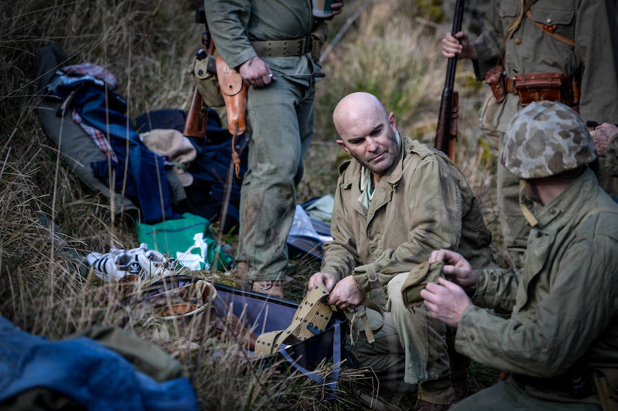 Los recreacionistas se preparan minutos antes del rodaje del documental. Las armas utilizadas, excepto el rifle japonés, son réplicas.