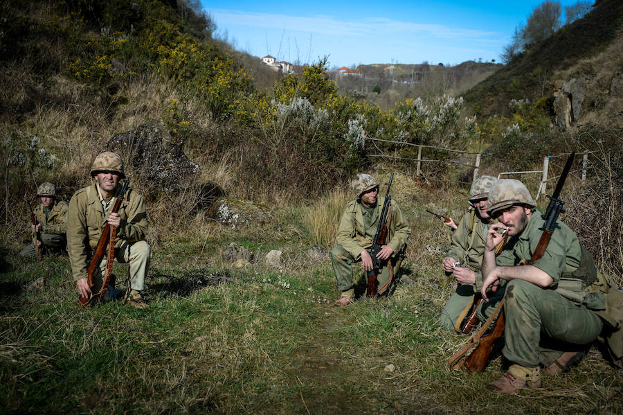 El pelotón de marines descansa antes de avanzar por el interior de la isla de Iwo Jima en una escena del documental y mientras es observado por un tirador japonés, oculto en la maleza. 