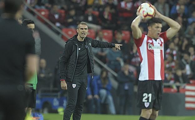 Garitano ordena a sus hombres en un saque de banda ejecutado por Capa.