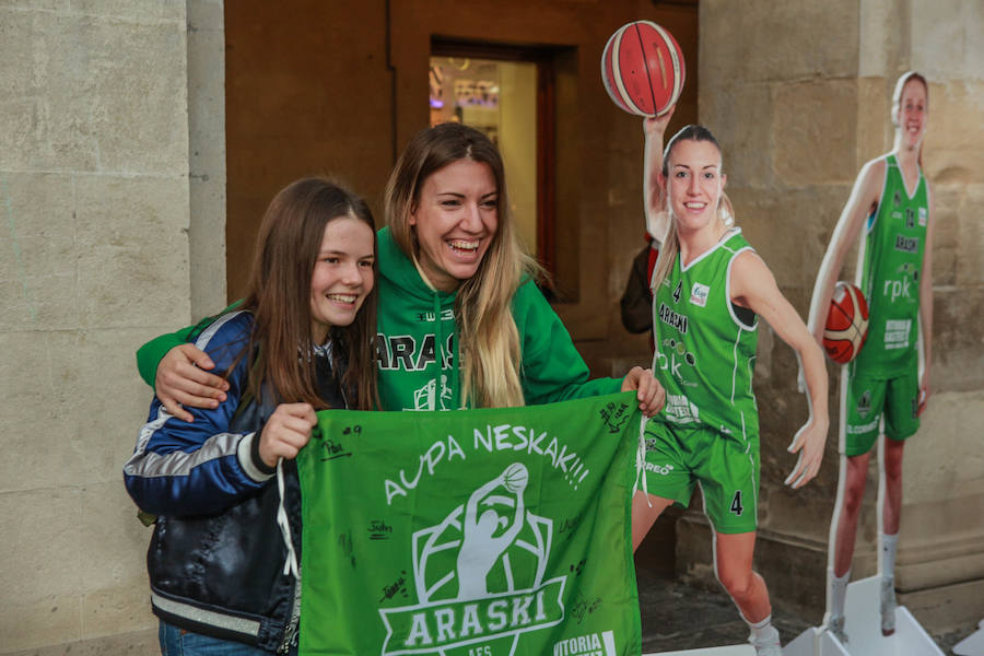 Fotos: Firma de autógrafos de la plantilla del Araski