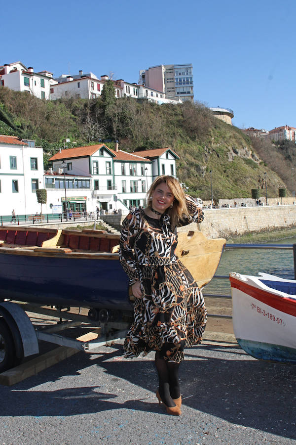Un vestido con cadenas y zapato de tacón, una opción elegante que nunca falla.