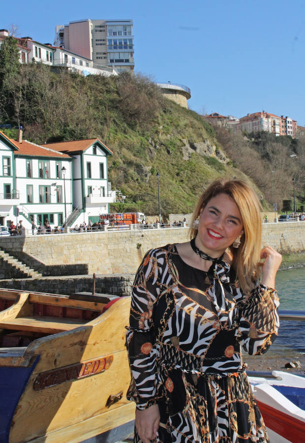 Un vestido con cadenas y zapato de tacón, una opción elegante que nunca falla.
