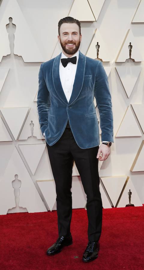 Chris Evans: fue uno de los más elegantes de la alfombra roja. El actor, conocido por su papel en 'Capitán América' o 'Los vengadores', optó por una americana de terciopelo azul de Salvatore Ferragamo que le encajaba a la perfección y aportaba luz a un look sobrio que completó con pajarita, pantalón y zapatos en color negro.  Oscars 2019