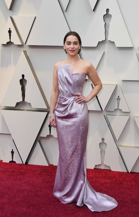 Emilia Clarke: dio anoche una lección de estilo. La actriz de 'Juego de Tronos' lució un sofisticado diseño en tonos malvas firmado por Balmain. El vestido, en un acabado metálico, se ajustaba a su cuerpo en la zona de la cintura, creando la forma de un tulipán. Después, caía marcando sus curvas hasta el suelo, con una ligera cola. Una propuesta muy estilosa. Oscars 2019
