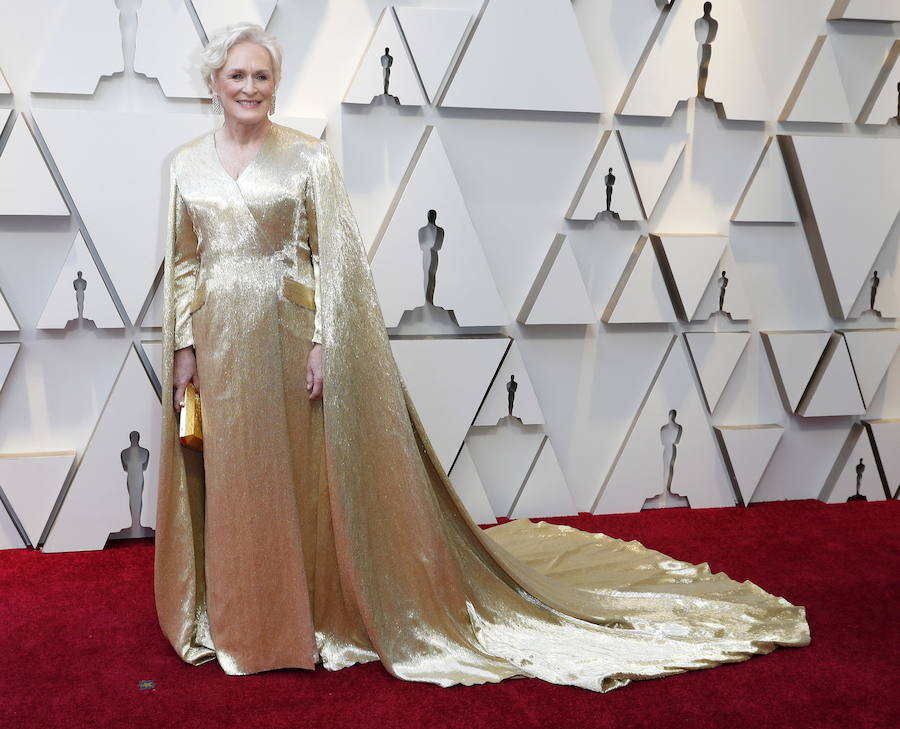 Glenn Close: apostó por un favorecedor vestido dorado con capa de Carolina Herrera. Un look muy sofisticado que acompañó de un peinado natural. Muchos espectadores tiraron de humor y quisieron ver en la elección de su vestuario, del mismo tono que la estatuilla, una estrategia de la actriz de 71 años para llevarse por fin el Oscar.  Oscars 2019