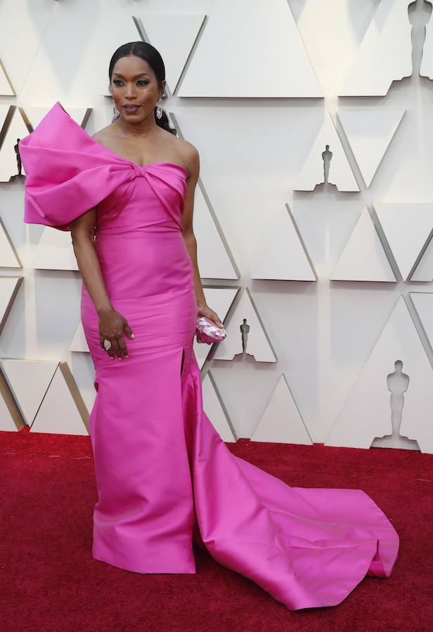 Angela Bassett: apostó por el color fucsia, uno de los más repetidos de la noche. Sin embargo, su elección no fue la más adecuada. El vestido, firmado por Reem Acra, llevaba una lazada en el escote demasiado exagerada.  Oscars 2019