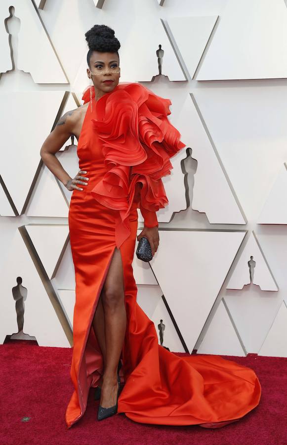 Hannah Beachler: ha sobrecargado su estilismo con un vestido en color naranja muy barroco. La diseñadora de producción en 'Black Panther', que se ha llevado el Oscar en esta categoría, ha aparecido con un vestido de cuello ‘halter’ y con una abertura en la falda complementado con un extravagante juego de volúmenes y volantes en una de las mangas.  Oscars 2019